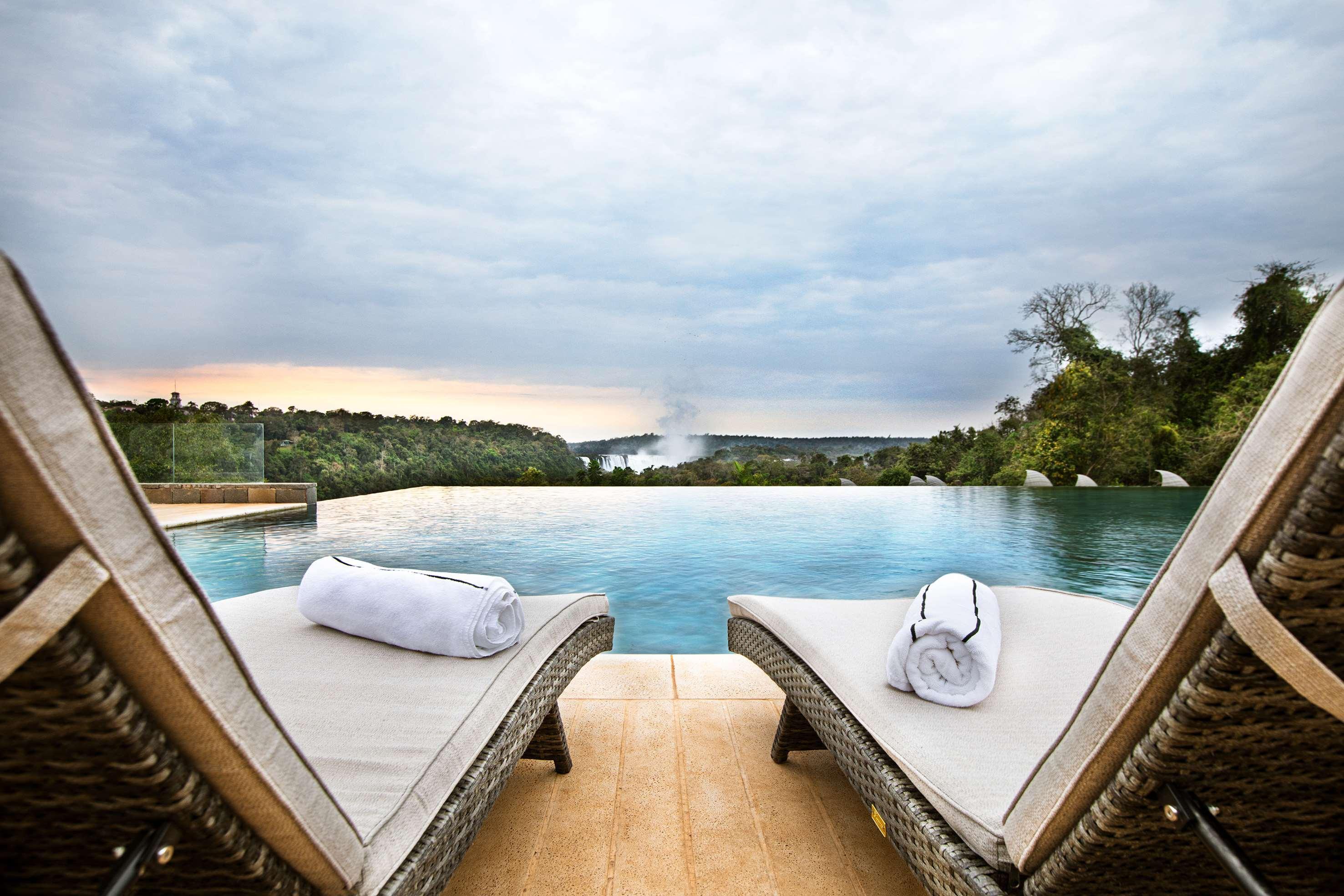Gran Melia Iguazu Hotell Puerto Iguazú Eksteriør bilde Infinity pool at the Falls Lodge