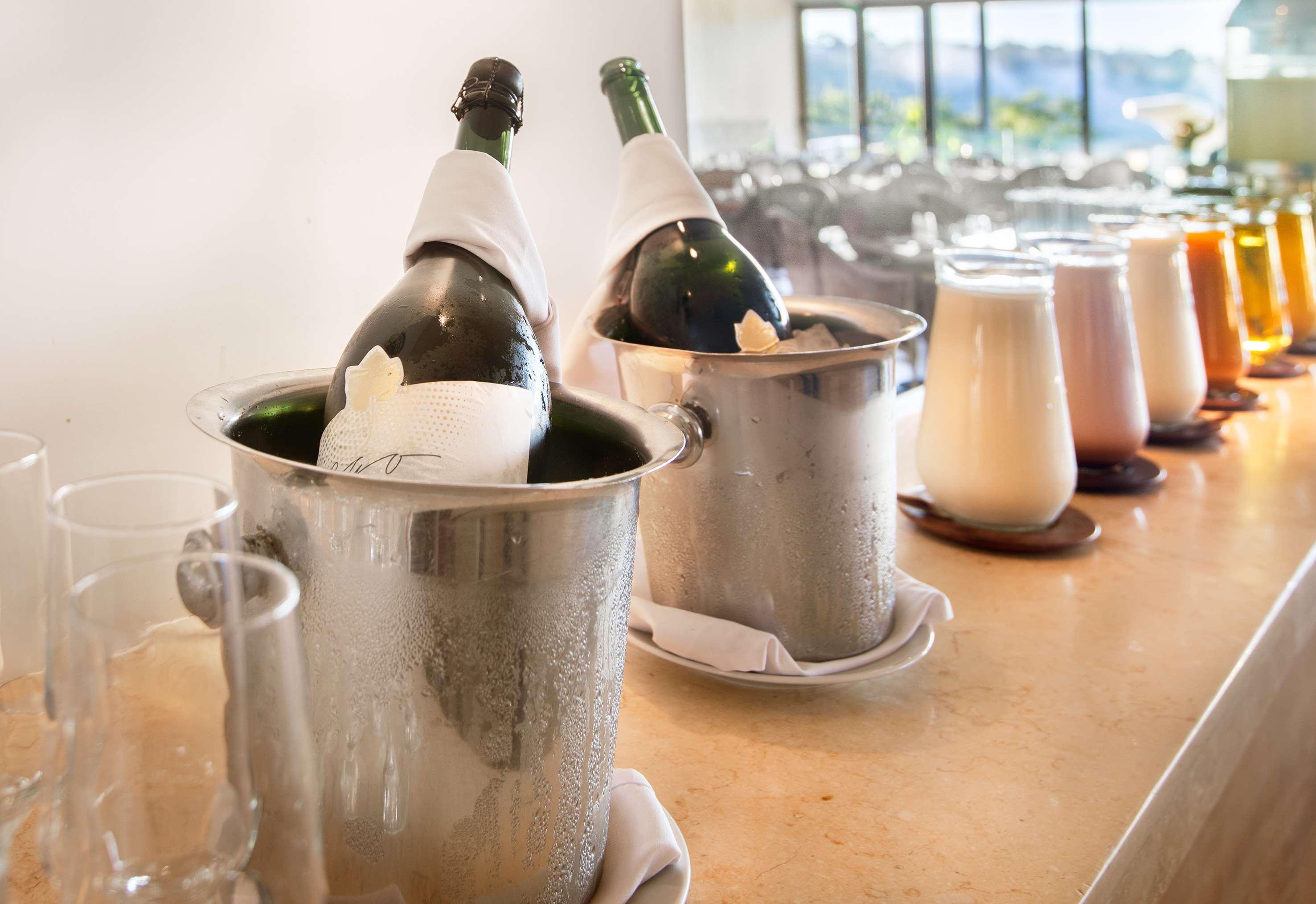 Gran Melia Iguazu Hotell Puerto Iguazú Eksteriør bilde Champagne bottles in a champagne bucket