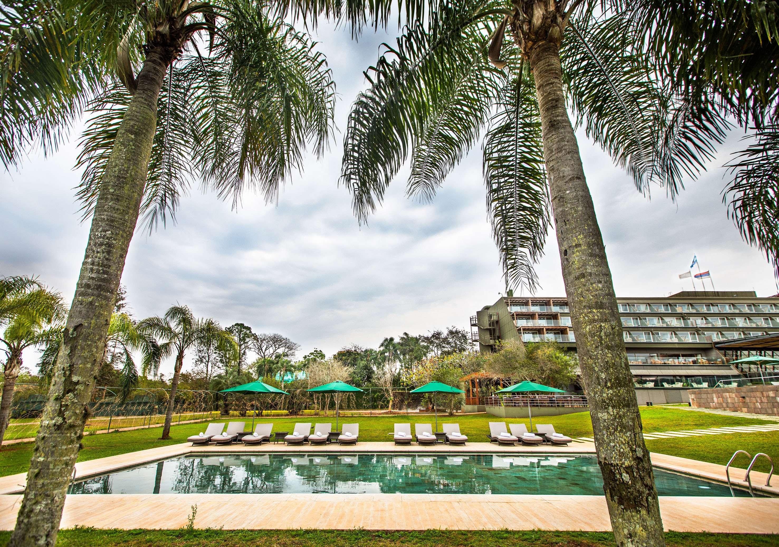 Gran Melia Iguazu Hotell Puerto Iguazú Eksteriør bilde The hotel's swimming pool