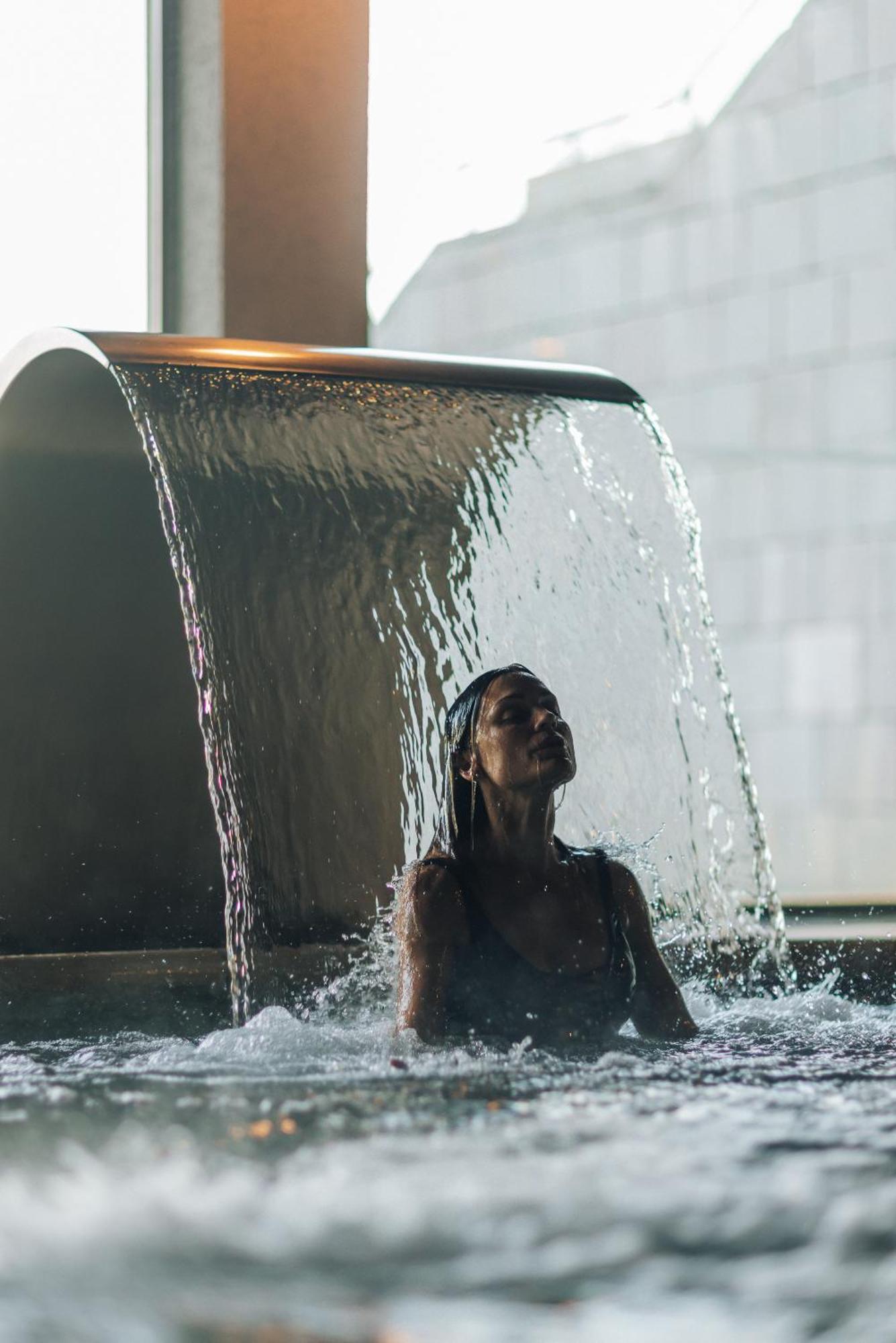 Gran Melia Iguazu Hotell Puerto Iguazú Eksteriør bilde A woman under a shower